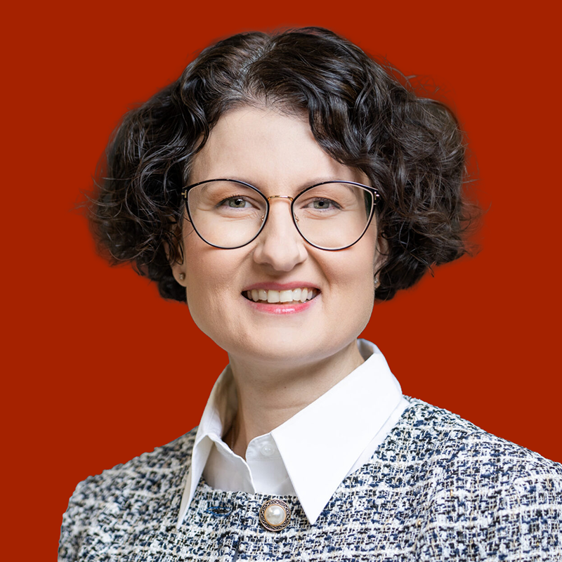 Giedre-Geciauskiene-ILTE-red background 800px